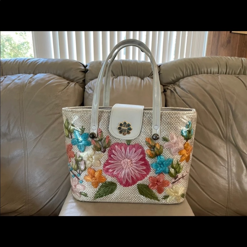 Groovy retro handbag that will fit your iPad and what-not.